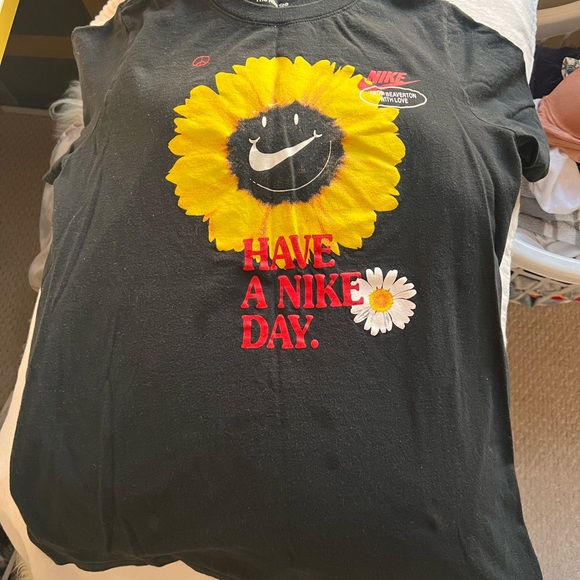 Youth Nike tee - Picture 3 of 6